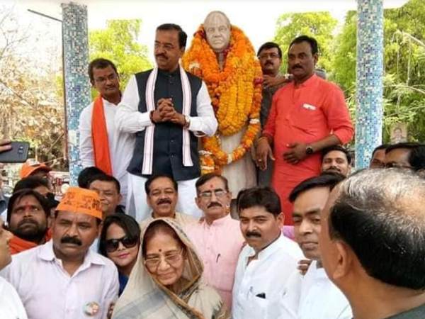 व्यंग्य कटाक्ष भी करते रहे केशव