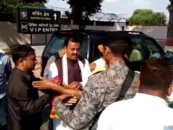 प्रियंका गांधी का इंतजार कर रहे थे कांग्रेसी