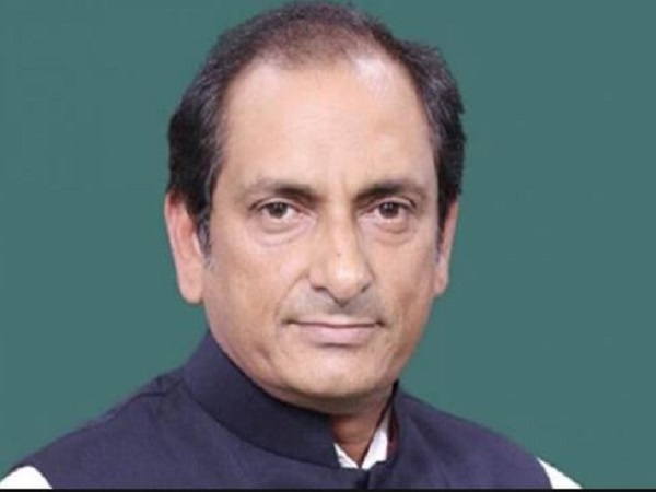सोशल मीडिया ने लगा दी व्हाट!