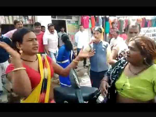 viral video of kinnar who beats women at public place viral video of kinnar who beats women at public place