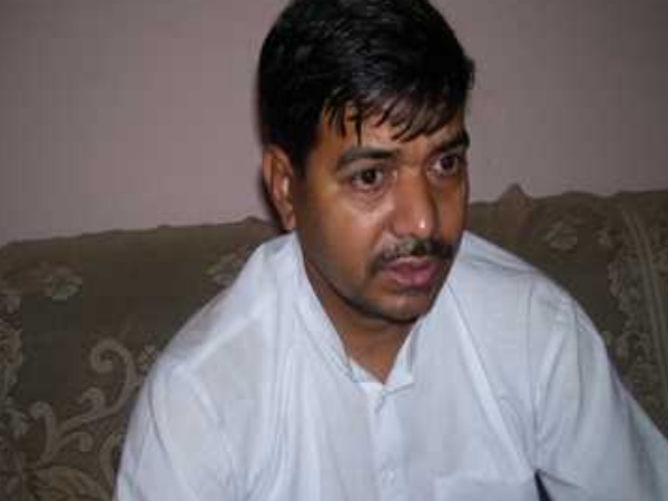 आर्थिक स्थिति बेहतर नहीं है, लिहाजा चुनाव आयोग उनकी मदद करे