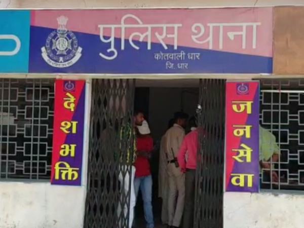 जेल प्रहरी व पुलिस ने धर दबोचा