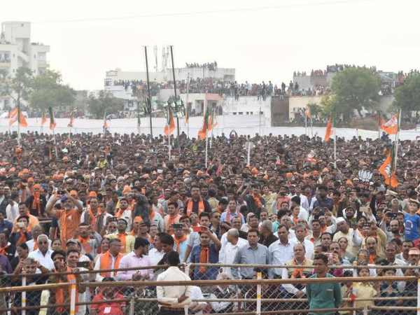'कांग्रेस वाला बटन दबाओगे तो पहले गुजरात छिन्न-भिन्न होगा'