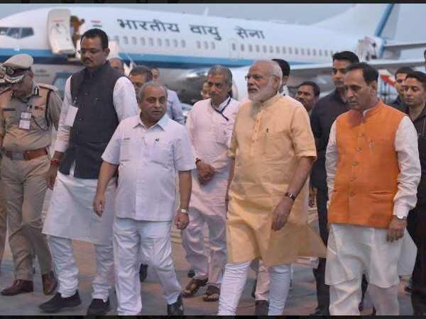 'राहुल-सोनिया जमानत पर बाहर हैं'