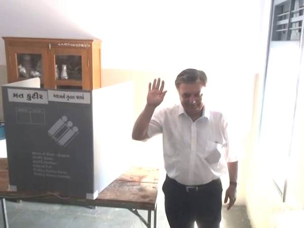 code of conduct violation during lok sabha election voting at gujarat code of conduct violation during lok sabha election voting at gujarat