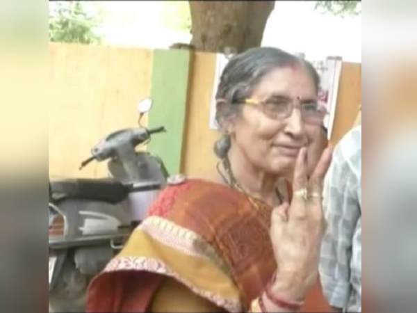 पीएम मोदी और उनकी पत्नी ने अलग-अलग इलाकों में डाले वोट