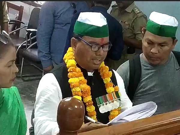 इधर, किन्नर ने बतौर निर्दलीय प्रत्याशी भरा नामांकन