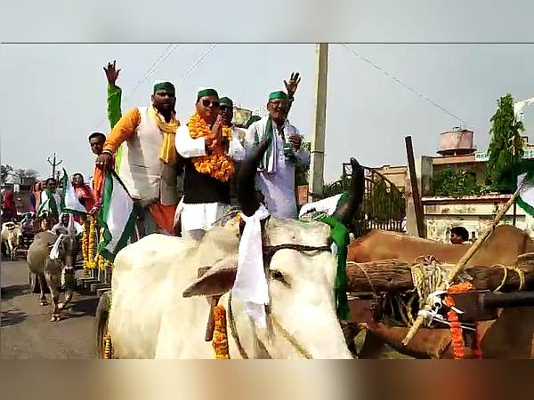 तीन बैलगाड़ियां लेकर पर्चा दाखिल करने आए राणा
