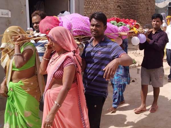 पति की मौत के बाद बेटियों ने संभाला