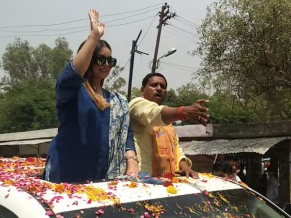 bollywood actress mahima chaudhary road show for bjp candidate in etawah bollywood actress mahima chaudhary road show for bjp candidate in etawah