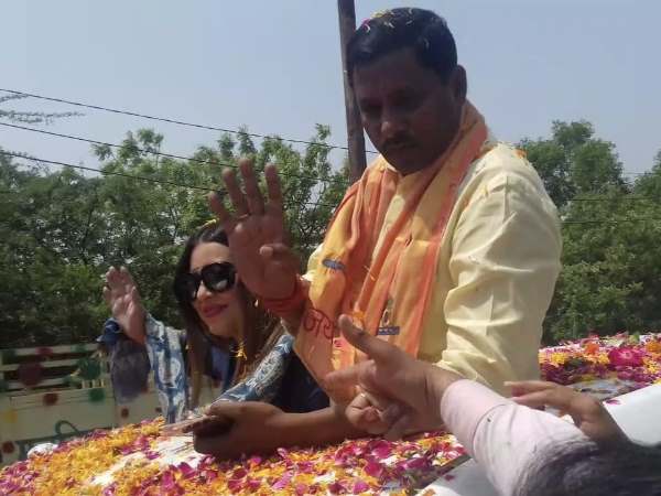 bollywood actress mahima chaudhary road show for bjp candidate in etawah bollywood actress mahima chaudhary road show for bjp candidate in etawah