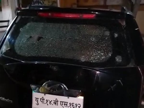 गोली गाड़ी के पीछे के शीशे पर भी लगी