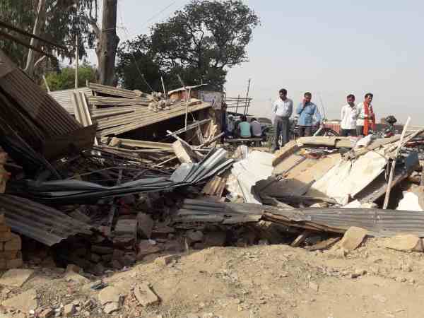 बिजली के पोल में टक्कर ट्रक हुआ अनियंत्रित