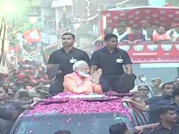 Modi roadshow Varanasi, वाराणसी में मोदी, lok sabha elections 2019, uttar pradesh, Narendra Modi, Varanasi, bjp, लोकसभा चुनाव 2019, उत्तर प्रदेश, भाजपा, वाराणसी, नरेंद्र मोदी Modi roadshow Varanasi, वाराणसी में मोदी, lok sabha elections 2019, uttar pradesh, Narendra Modi, Varanasi, bjp, लोकसभा चुनाव 2019, उत्तर प्रदेश, भाजपा, वाराणसी, नरेंद्र मोदी