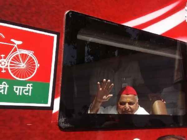 समाजवादी रथ लेकर मुलायम को लेने के लिए पहुंचे अखिलेश