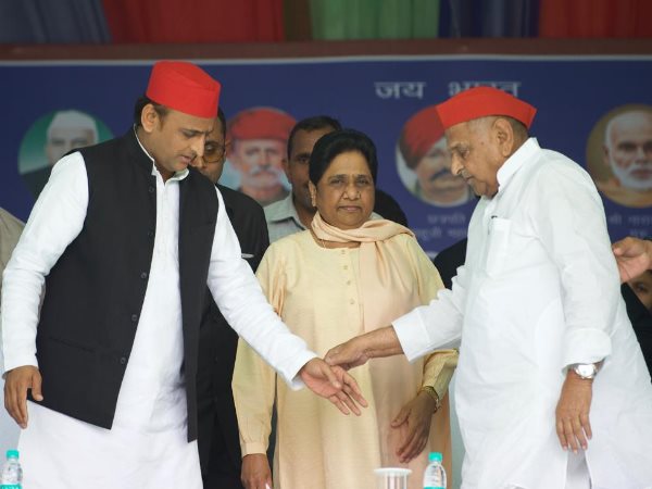 कोने की कुर्सी पर बैठे मुलायम