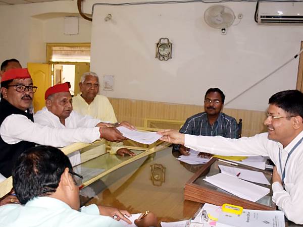 प्रस्तावकों में मैनपुरी जिले के बीएसपी चीफ शुभम सिंह भी