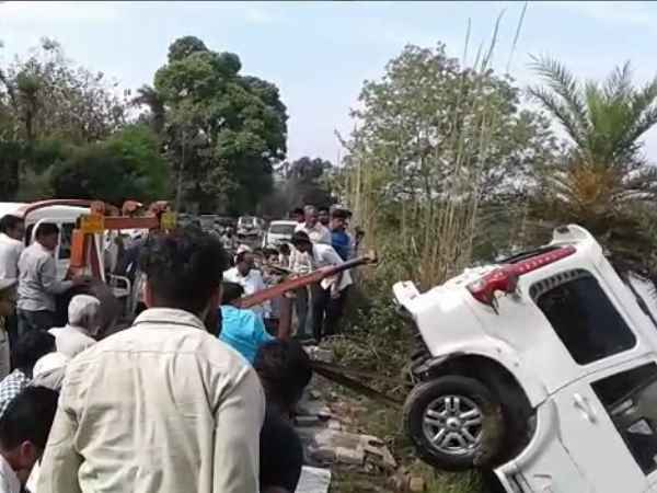 Scorpio car collapses in Gung Canal, 3 youth died in Muzaffarnagar Scorpio car collapses in Gung Canal, 3 youth died in Muzaffarnagar