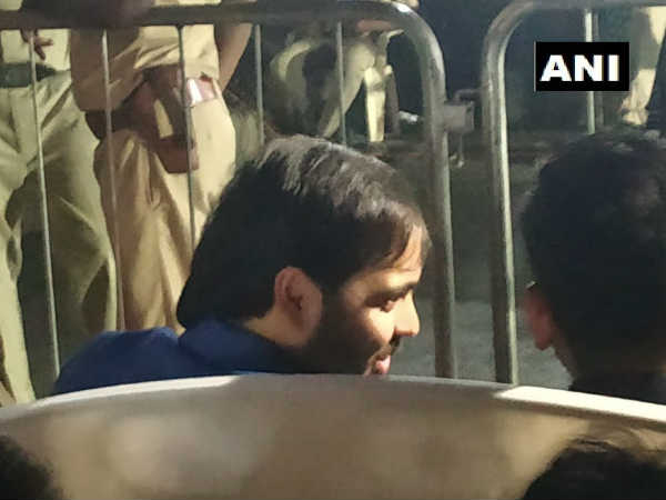 पीएम मोदी की रैली में नजर आए अनंत अंबानी, कुछ दिनों पहले पिता मुकेश अंबानी ने किया था कांग्रेस उम्मीदवार का समर्थन पीएम मोदी की रैली में नजर आए अनंत अंबानी, कुछ दिनों पहले पिता मुकेश अंबानी ने किया था कांग्रेस उम्मीदवार का समर्थन