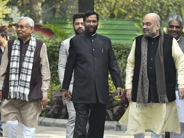 सोने के अंडे के लिए हलाल कर दी मुर्गी