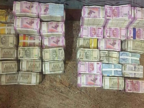 AMMK समर्थकों ने किया जमकर हंगामा, पुलिस ने चलाई गोलियां