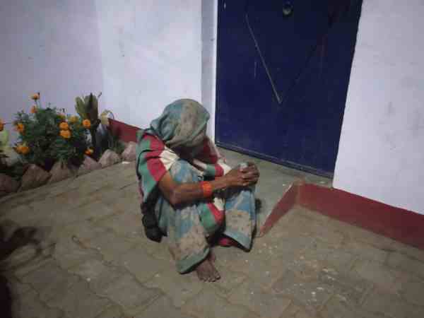 लेटने के लिए घंटों तक आस में बैठी रही