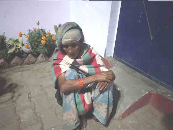 80 साल की बुजुर्ग को मदद के लिए बैठी रही