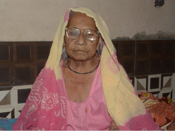 दोनों बेटों की मौत, बहू-पोते आए नहीं