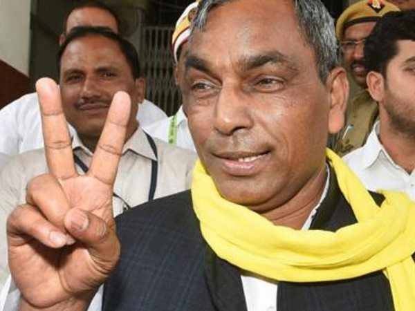 पीएम के खिलाफ ग्राम प्रधान को बनाया उम्मीदवार