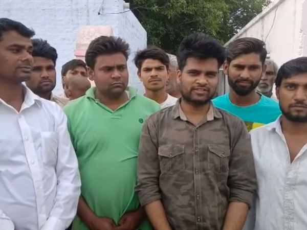 गांव में बना चर्चा का विषय