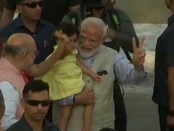 मोदी की गोद में है अमित शाह की पोती