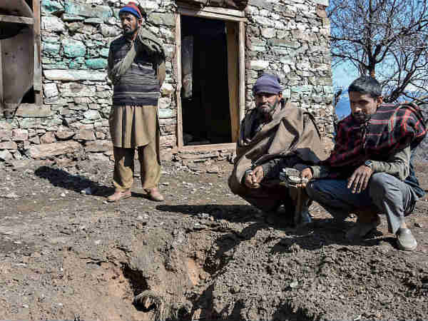 लोगों से घरों में रहने को कहा गया