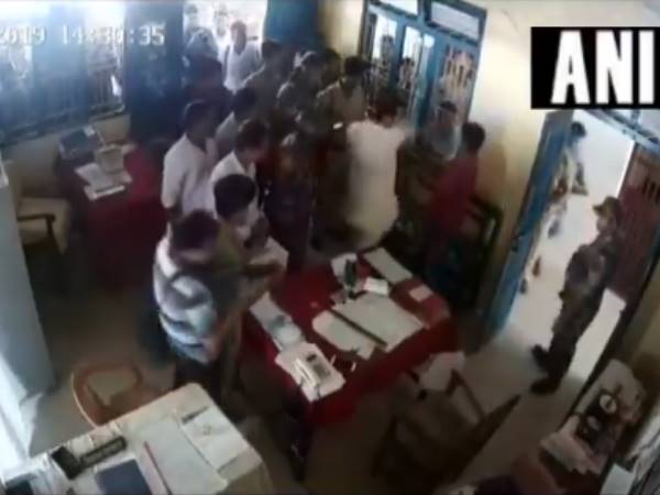 Tripura Congress President Pradyot Kishore Deb Burman slaps a man inside Khowai police station, Video Tripura Congress President Pradyot Kishore Deb Burman slaps a man inside Khowai police station, Video