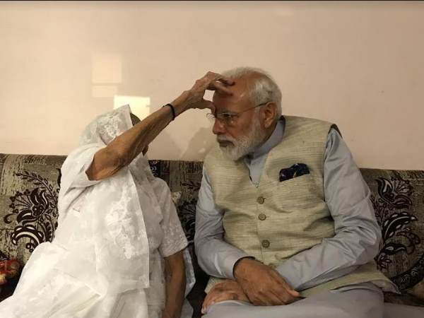 मां से मिलने गांधीनगर पहुंचे मोदी, लाल शॉल तोहफे में मिली