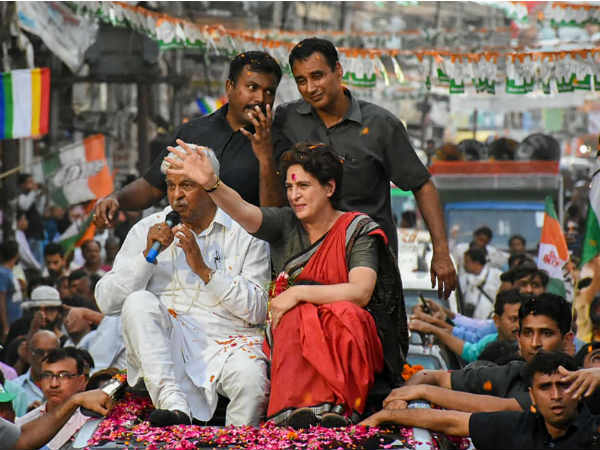 Lok Sabha Elections 2019: रोड शो में प्रियंका गांधी की गाड़ी से कुचलकर महिला सिपाही घायल Lok Sabha Elections 2019: रोड शो में प्रियंका गांधी की गाड़ी से कुचलकर महिला सिपाही घायल