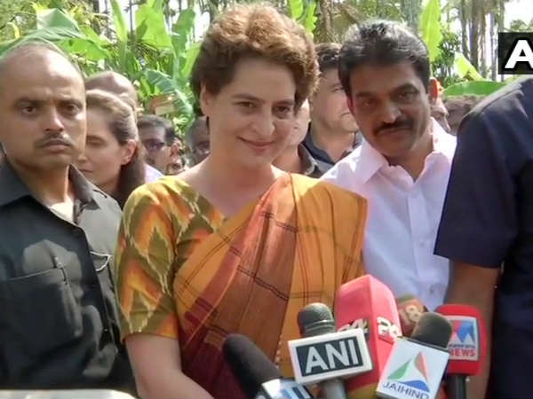 शहीद के परिजन से मिलीं प्रियंका