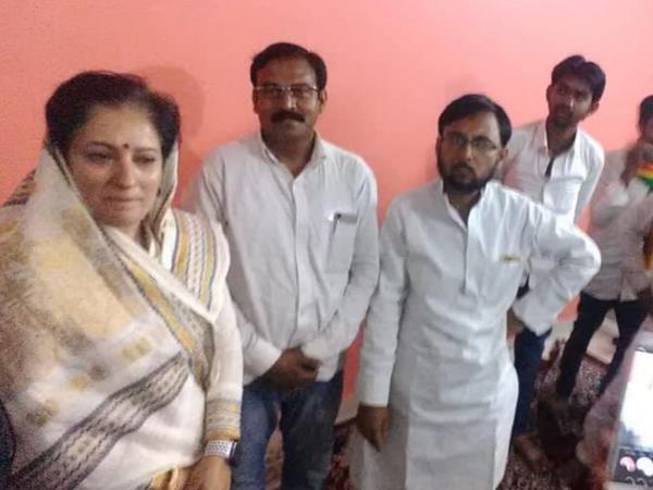 बोलीं प्रिया, आने में देर कर दी
