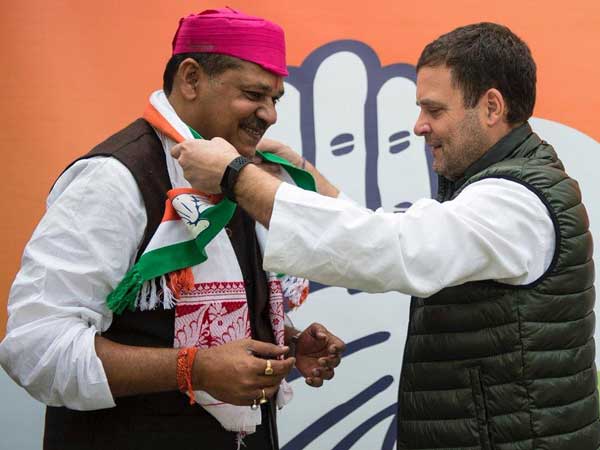 झारखंड की 2 सीटों पर कांग्रेस ने किया नामों का ऐलान, कीर्ति आजाद को मिला धनबाद से टिकट झारखंड की 2 सीटों पर कांग्रेस ने किया नामों का ऐलान, कीर्ति आजाद को मिला धनबाद से टिकट