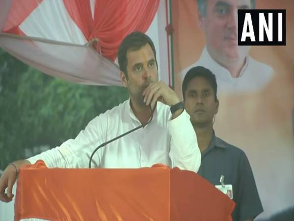 VIDEO: Congress President Rahul Gandhi halts his speech during Azaan in Amethi VIDEO: Congress President Rahul Gandhi halts his speech during Azaan in Amethi
