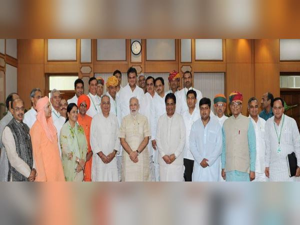 पीएम मोदी के आने पर भी सभा में नहीं आए