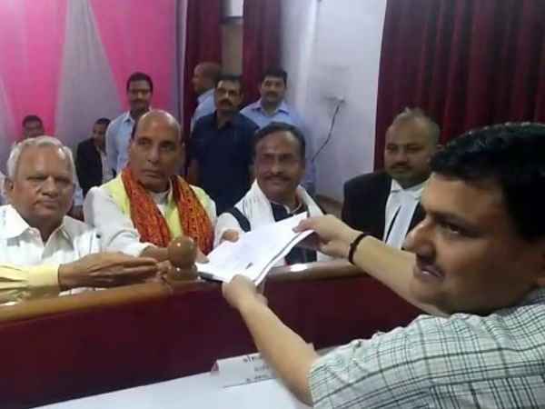 राजनाथ सिंह ने किया नामांकन