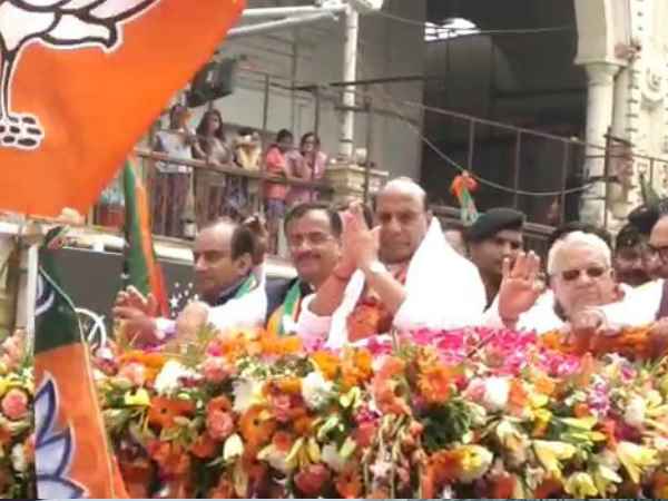 पार्टी कार्यालय से शुरू हुआ रोड शो