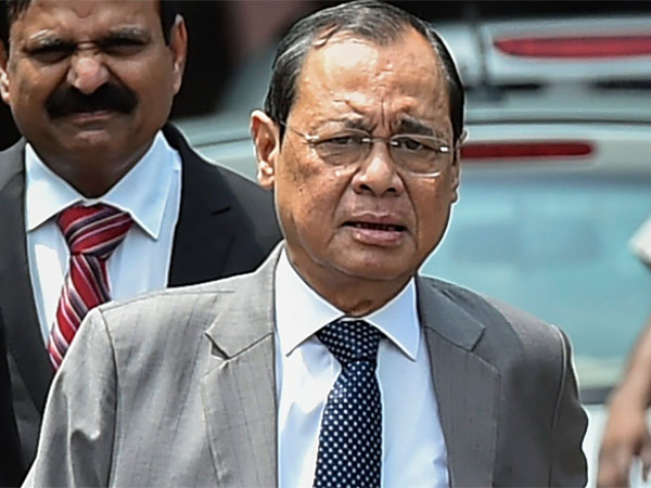 महिला को नौकरी से बर्खास्त कर दिया गया था