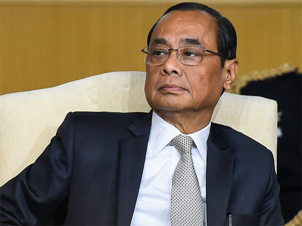 दोनों के खिलाफ धोखाधड़ी और जालसाजी का मामला