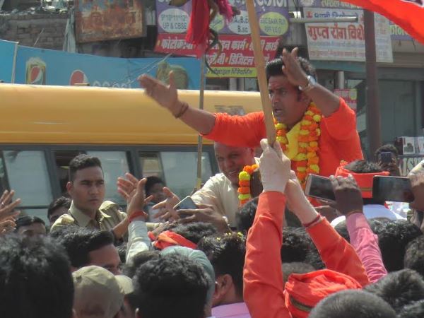 खुद कैमरा लेकर भीड़ दिखाने लगे रवि किशन