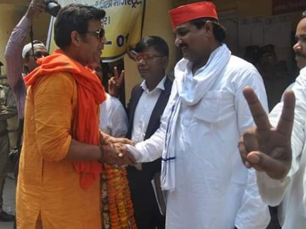 नामांकन करने पहुंचे थे रामभुआल निषाद