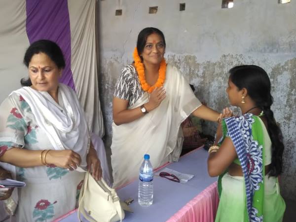 सुबोधकांत सहाय की पत्नी रेखा सहाय कर रहीं हैं जनसंपर्क
