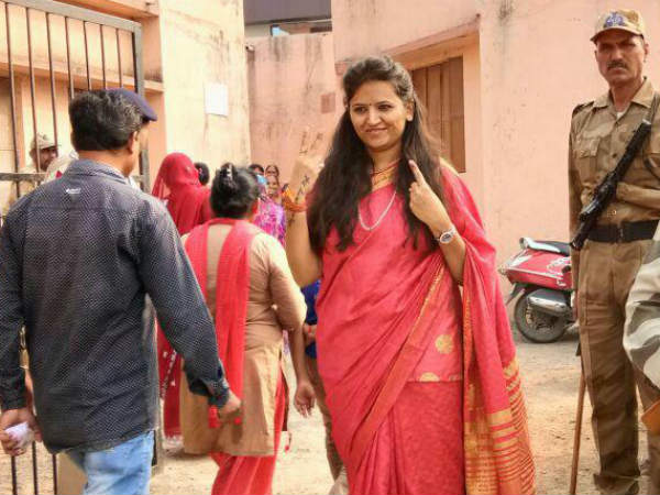 पहली बार में ही एक साथ लड़ रहीं दो तरह के चुनाव
