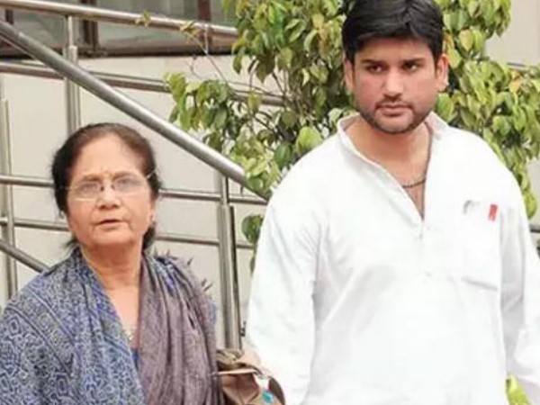 अपूर्व और अखिलेश ही पहली मंजिल पर मौजूद थे