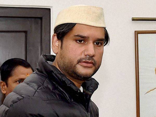 पोस्टमॉर्टम रिपोर्ट में रोहित की गर्दन पर पांच उंगलियों के निशान मिले हैं